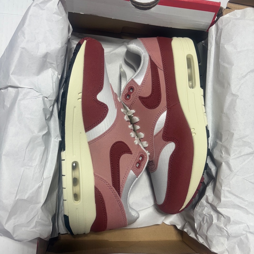 Brand New Woman’s Nike air max 1 red stardust